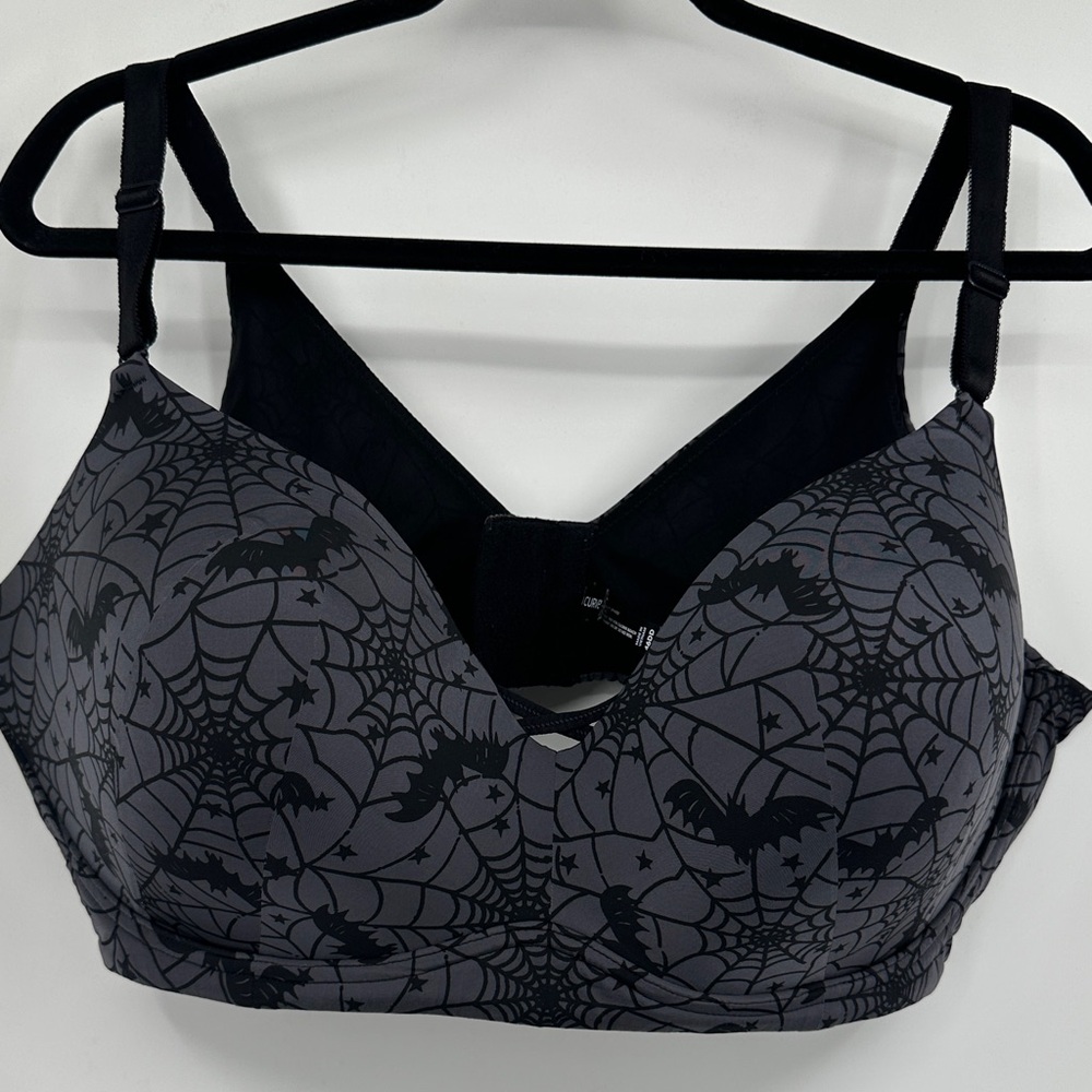 Torrid Curve Spiderweb & Bats Print Bra - Black/Gray Size 46DD D0047
